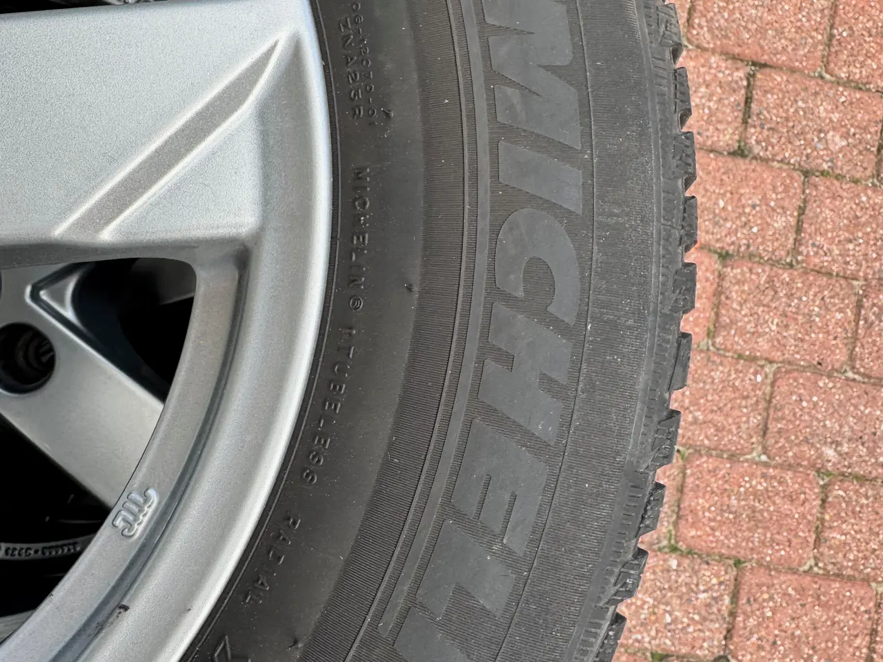 Billede 2 - Michelin Alpin 5 vinterdæk med fælge 215/65 R16