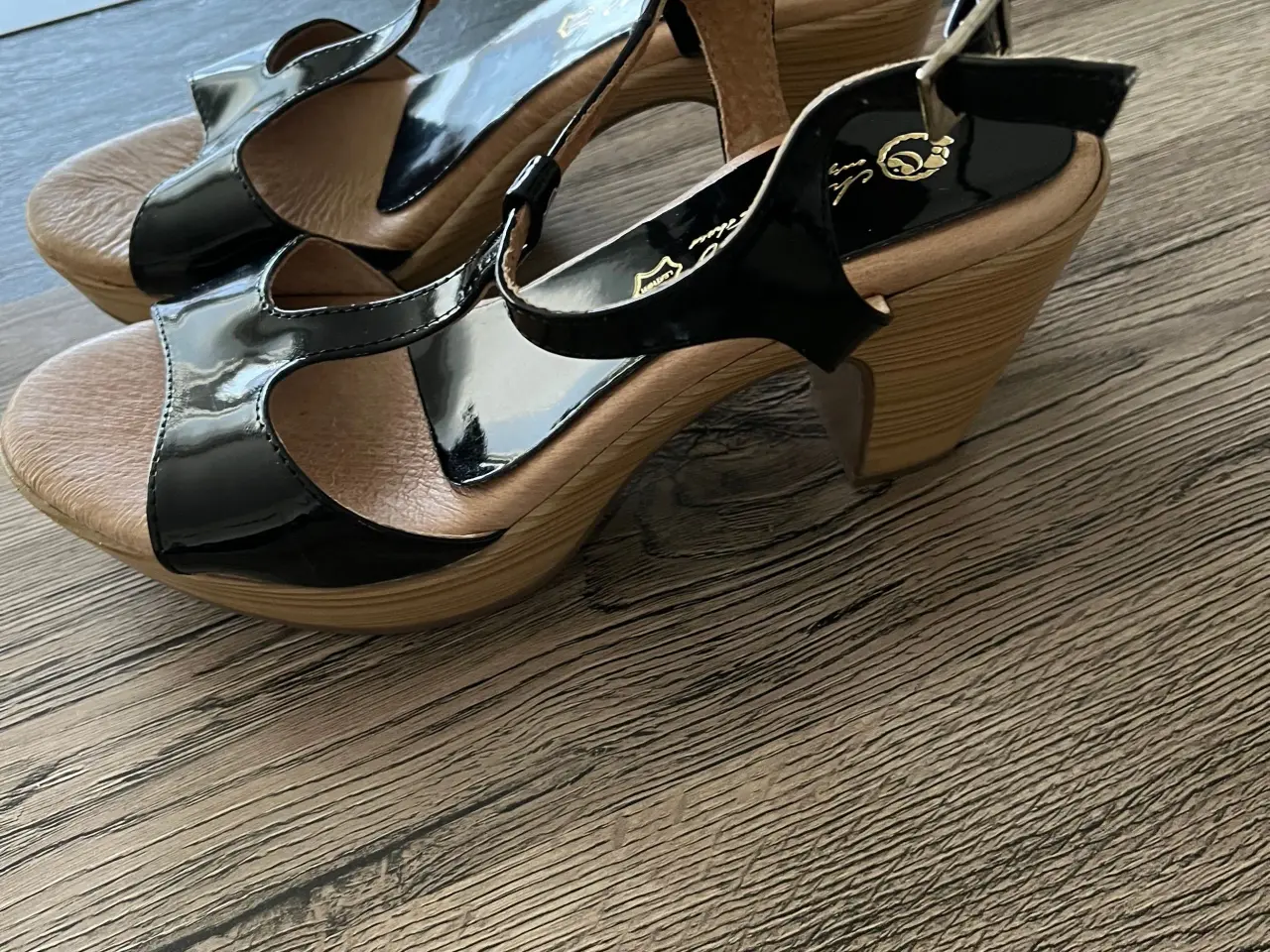 Billede 1 - Sandaler lak str 39