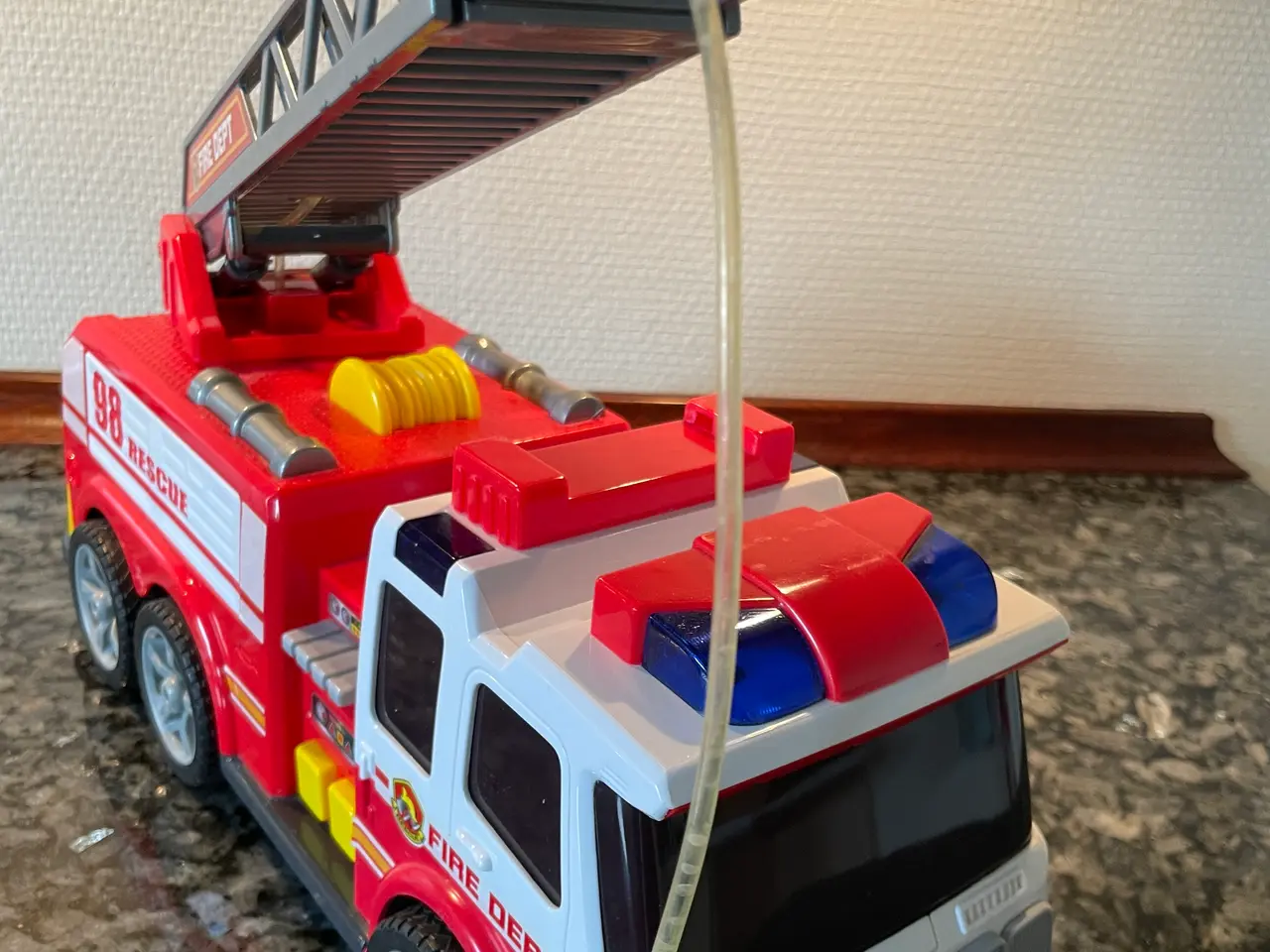 Billede 2 - Udrykningsbil "98 RESCUE" og " FIRE DEPT"