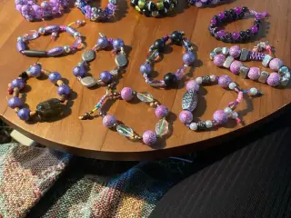 Nye knyttede armbånd
