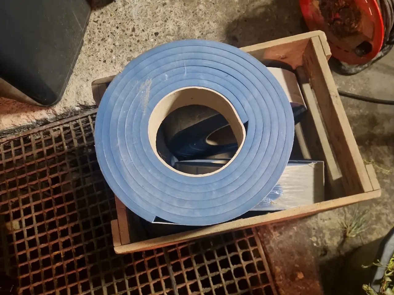 Billede 1 - 3 ruller vibrationsbånd / PE-skumstrimmel sælges