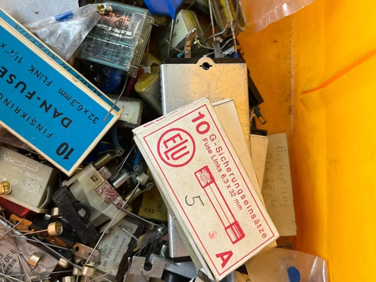 Billede 5 - Vintage Electronics Grab Box – RC Snubber Units,