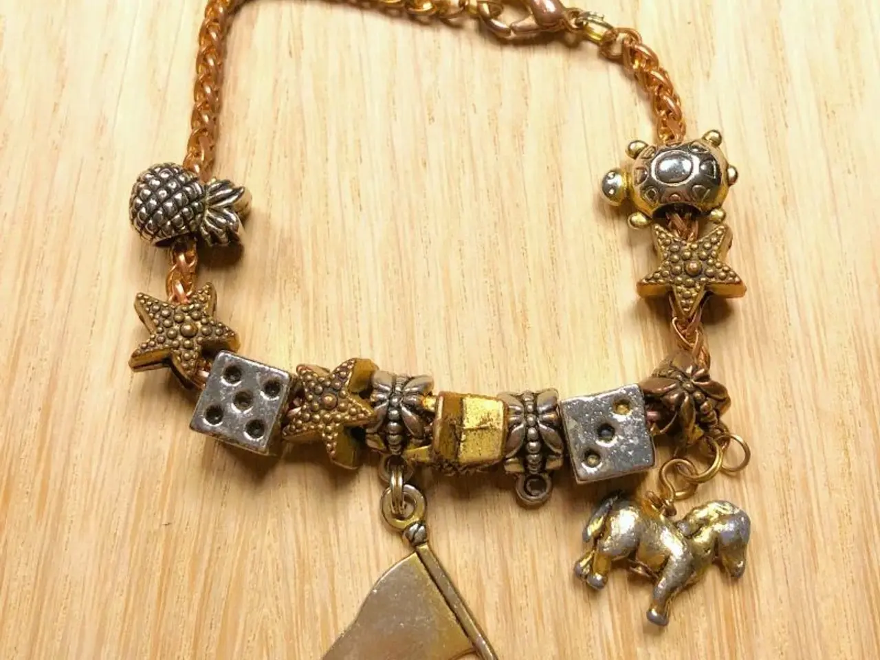 Billede 3 - Charm-armbånd. Armbånd med forskellige led.