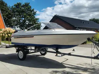 Motorbåd med trailer 