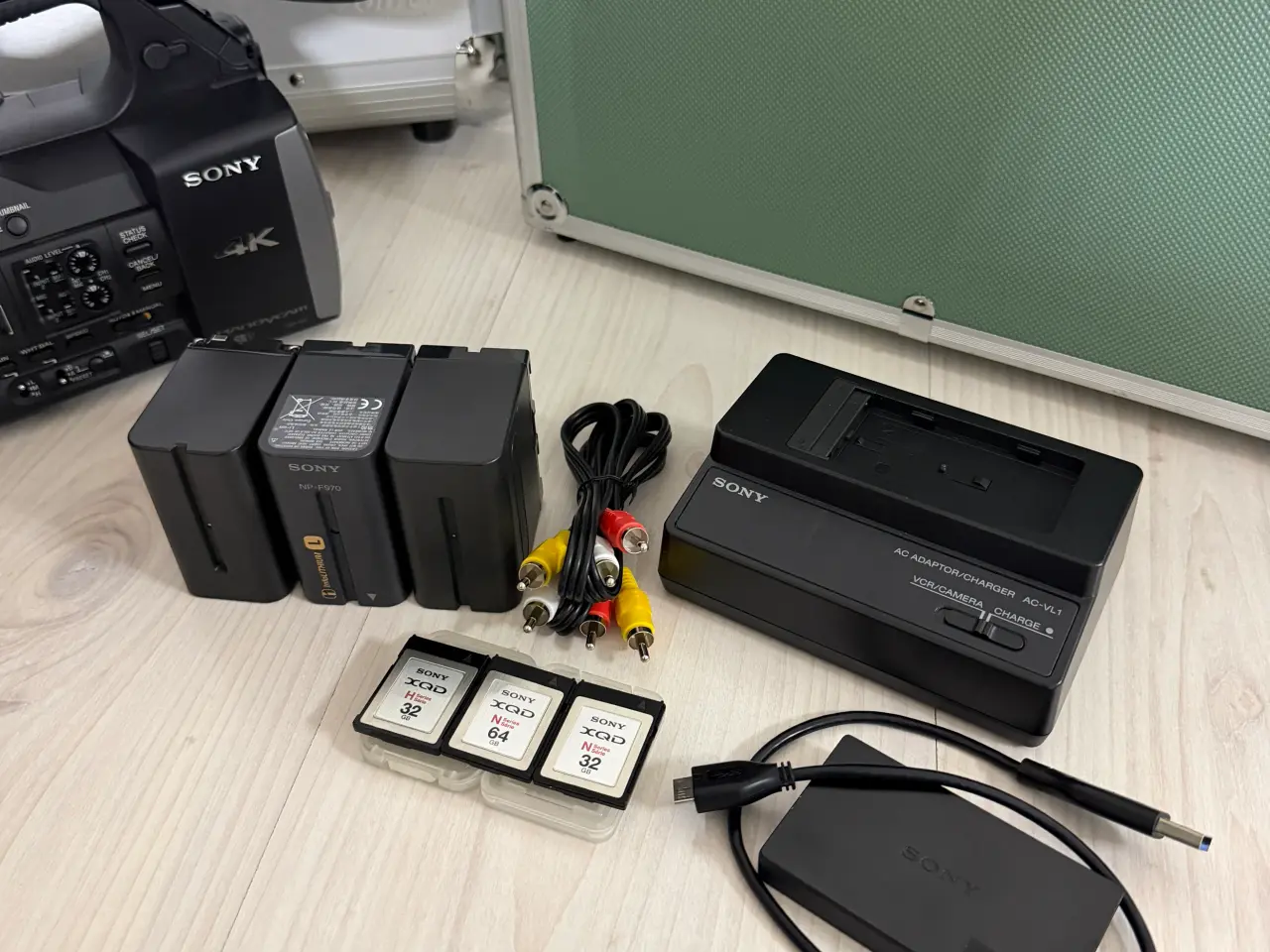 Billede 2 - Sony FDR-AX1 4K Camcorder – Kun 51 timer – Komplet