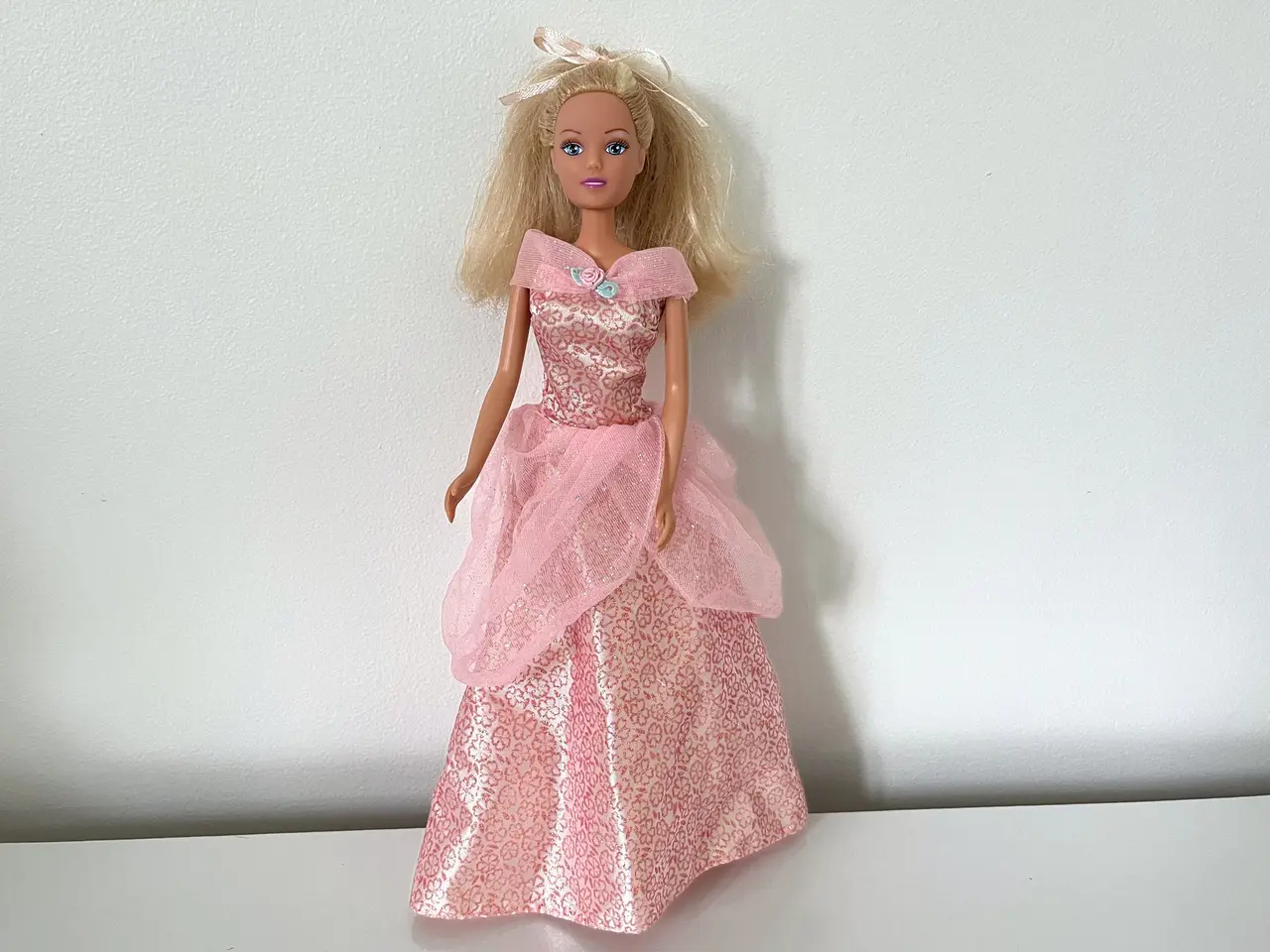 Billede 1 - Barbie dukke i lyserød kjole