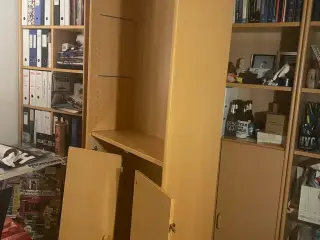 Høj reol i træ
