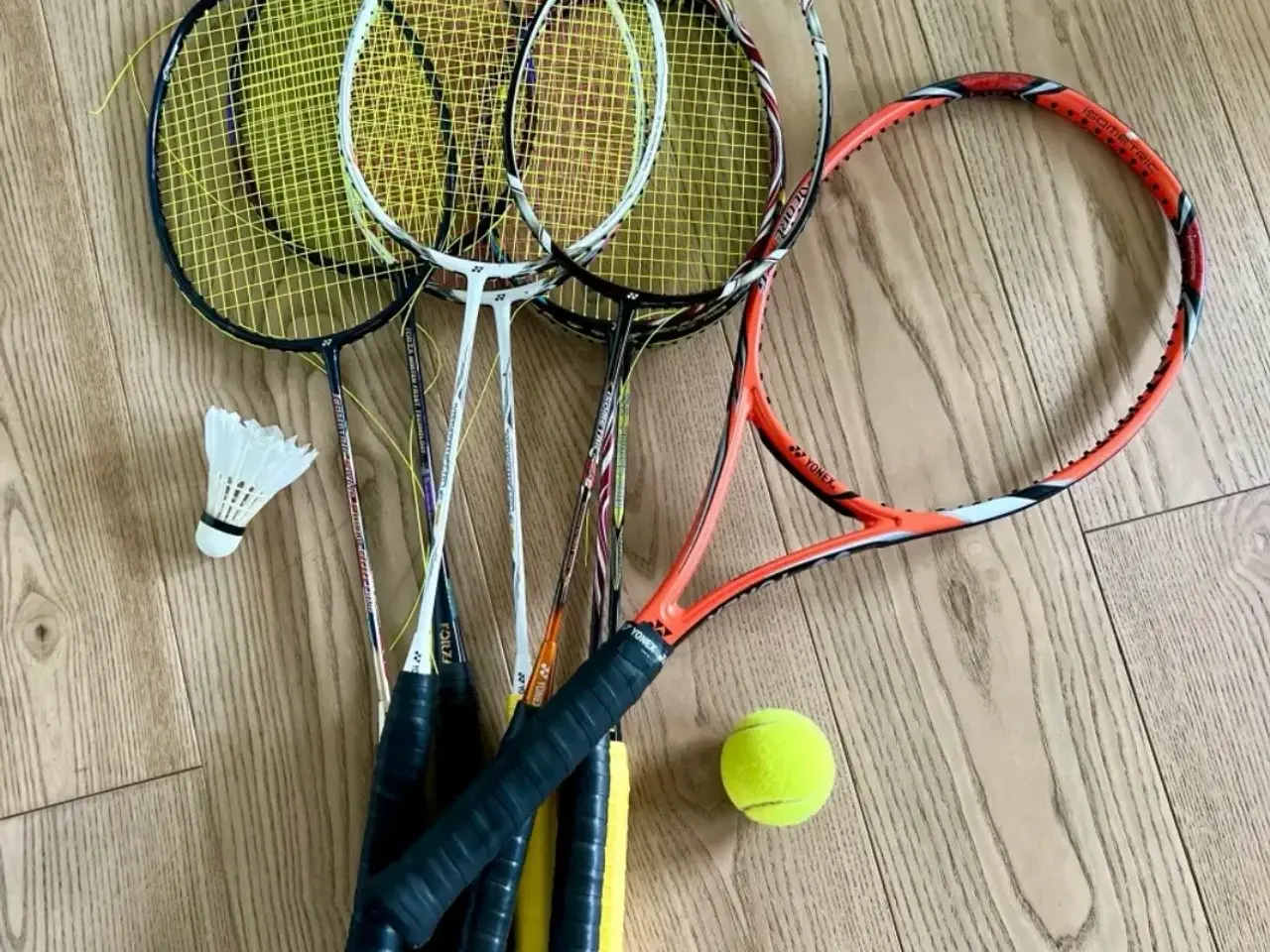 Billede 1 - Opstrengning af badminton og tennis