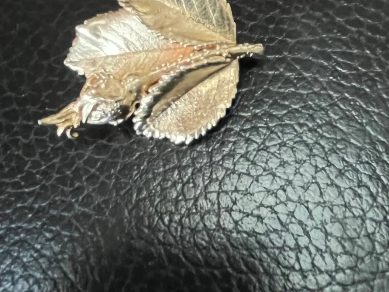 Billede 2 - Flora Danica broche - rosenblad med knop