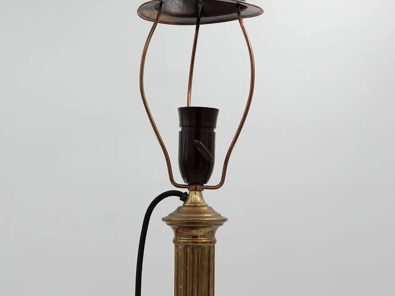 Billede 3 - Klassisk søjlelampe i messing og patineret metal