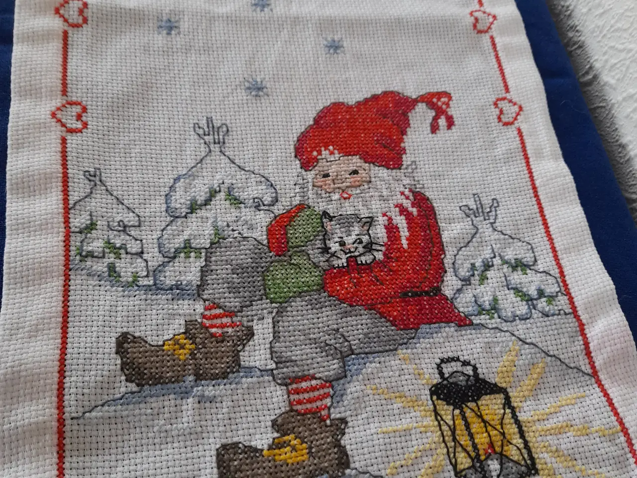 Billede 4 - Smuk broderet juleløber med nisse & kat.
