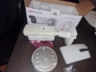 Hikvision AcuSense overvågningskamera