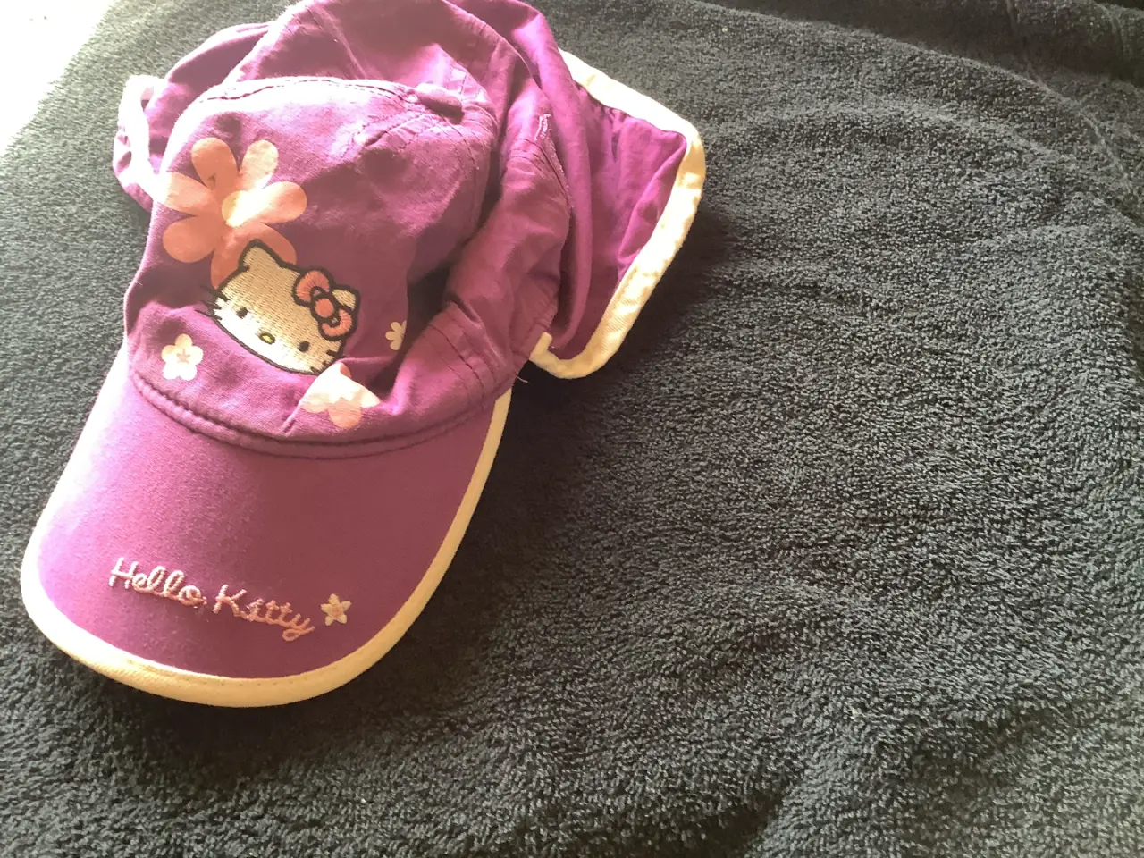 Billede 3 - Helt ny Hello Kitty solhat 0kr ved køb af andet