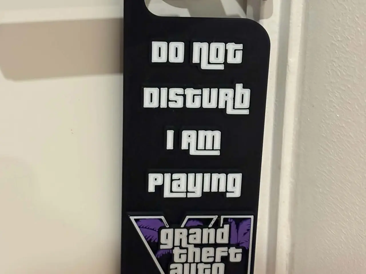 Billede 2 - GTA6 dørskilt "Do Not Disturb – I Am Playing" 🎮💜