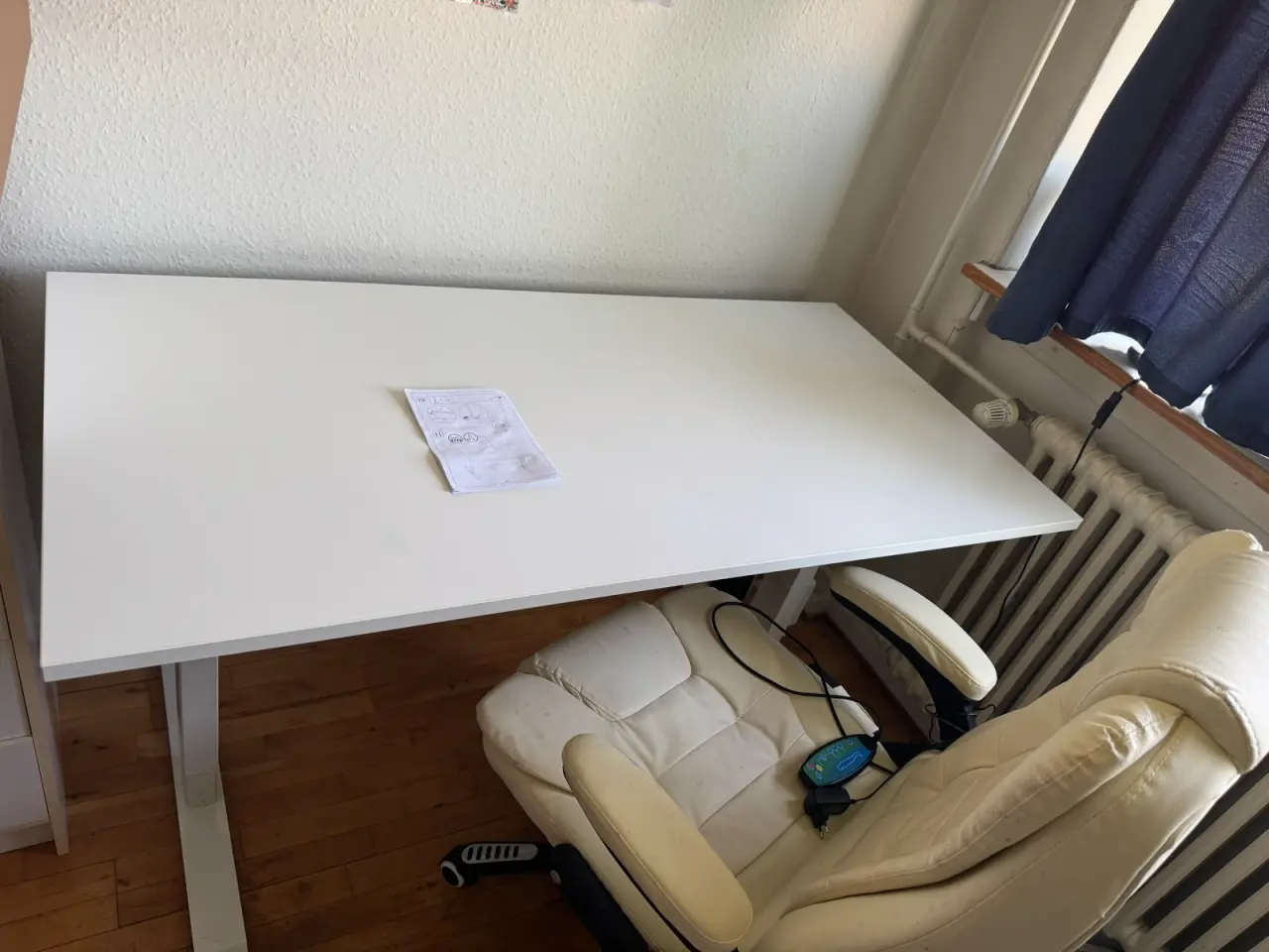 Billede 1 - JiecElectric Standing Desk &Beige Massage Chair