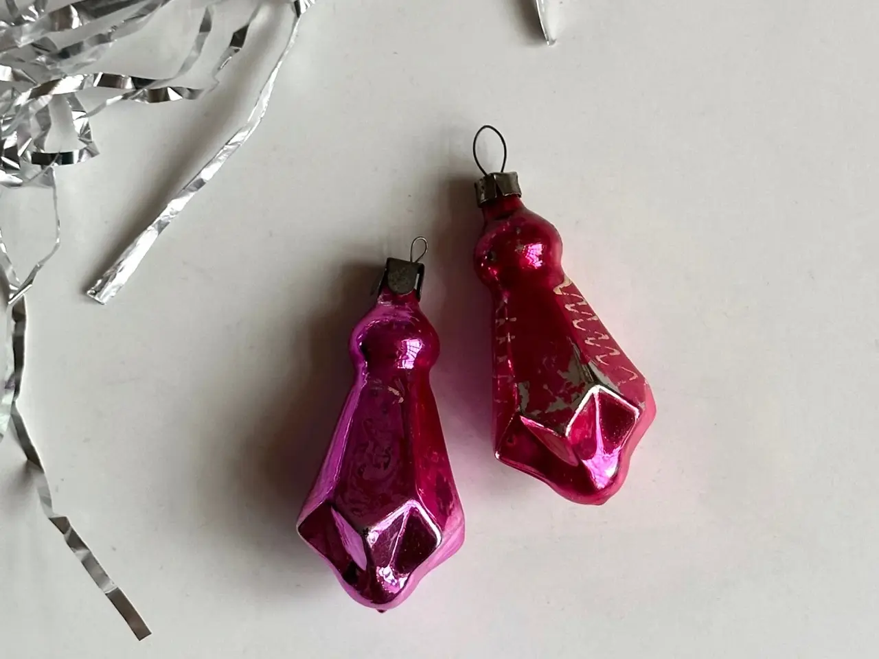 Billede 1 - Kantede pink ornamenter, 2 stk samlet