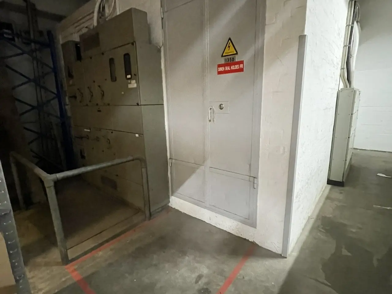 Billede 15 - Højloftet lagerlokale med vareelevator til gadeplan