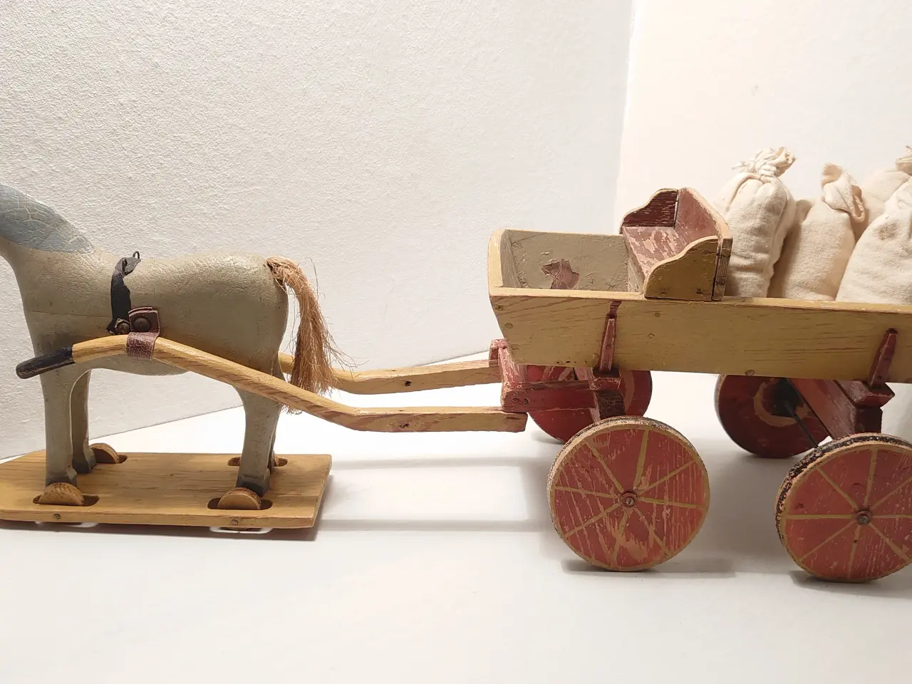 Billede 1 - Fængselslegetøj: Vogn med hest. Ca 1930. L 54cm