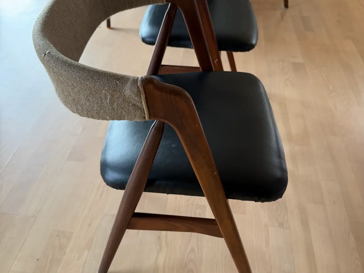 Billede 3 - 🪑 2 flotte vintage teakstole – dansk design
