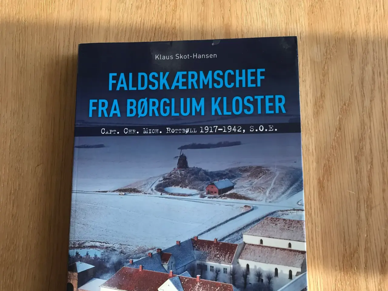 Billede 2 - Faldskærmschef fra Børglum Kloster