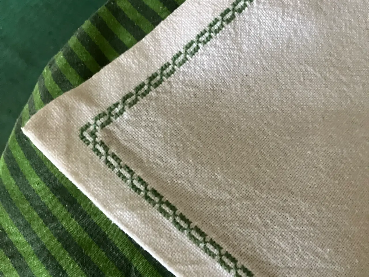 Billede 2 - hvid broderet dug
