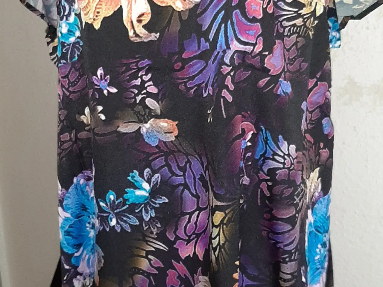 Billede 1 - Kjole med blomster. Flotte farver/Str:XL/2XL.