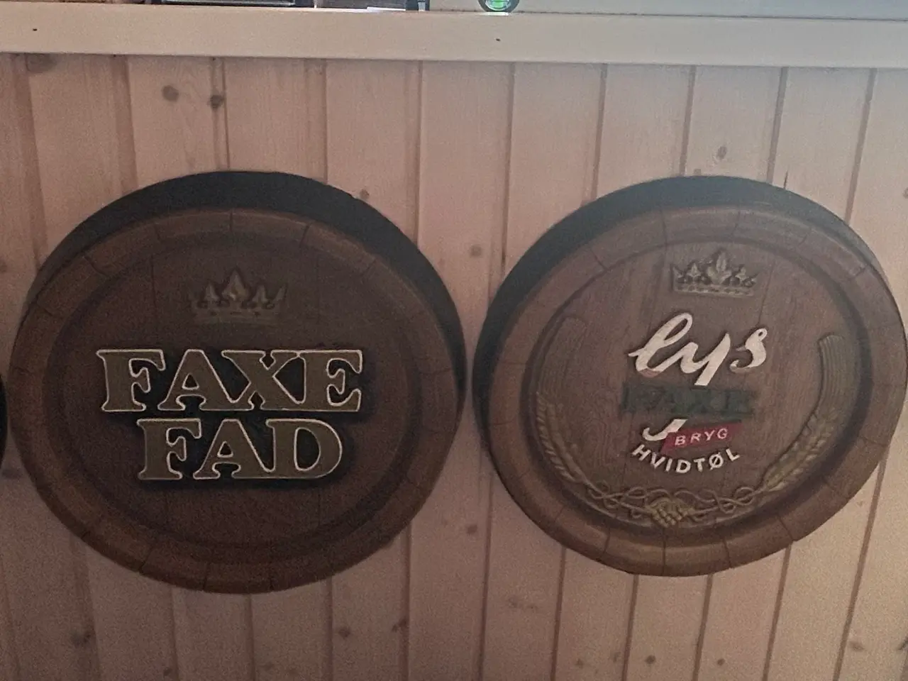 Billede 3 - 4 høje barstole og bar