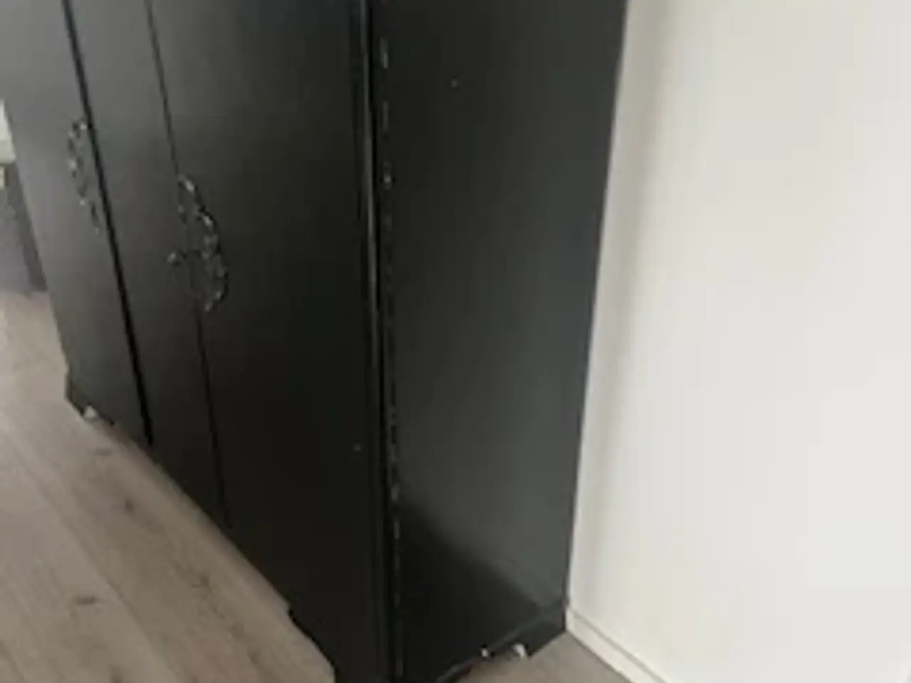 Billede 2 - Sort retro skænk i sort. Malet hvid indvendig