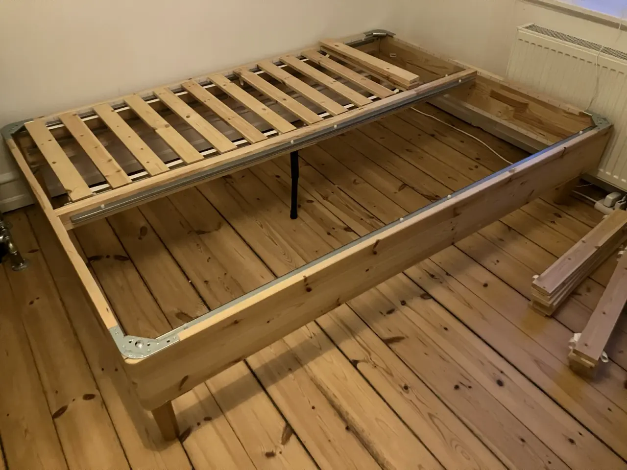 Billede 1 - Sengestel i træ fra Ikea