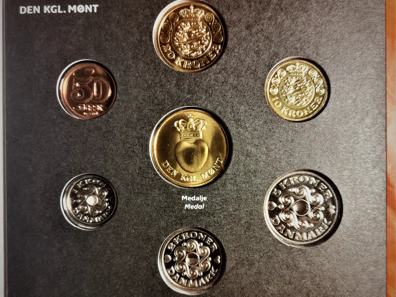 Billede 4 - DET KGL MØNTSÆT 2015 Med FREDERIK VII Monogram