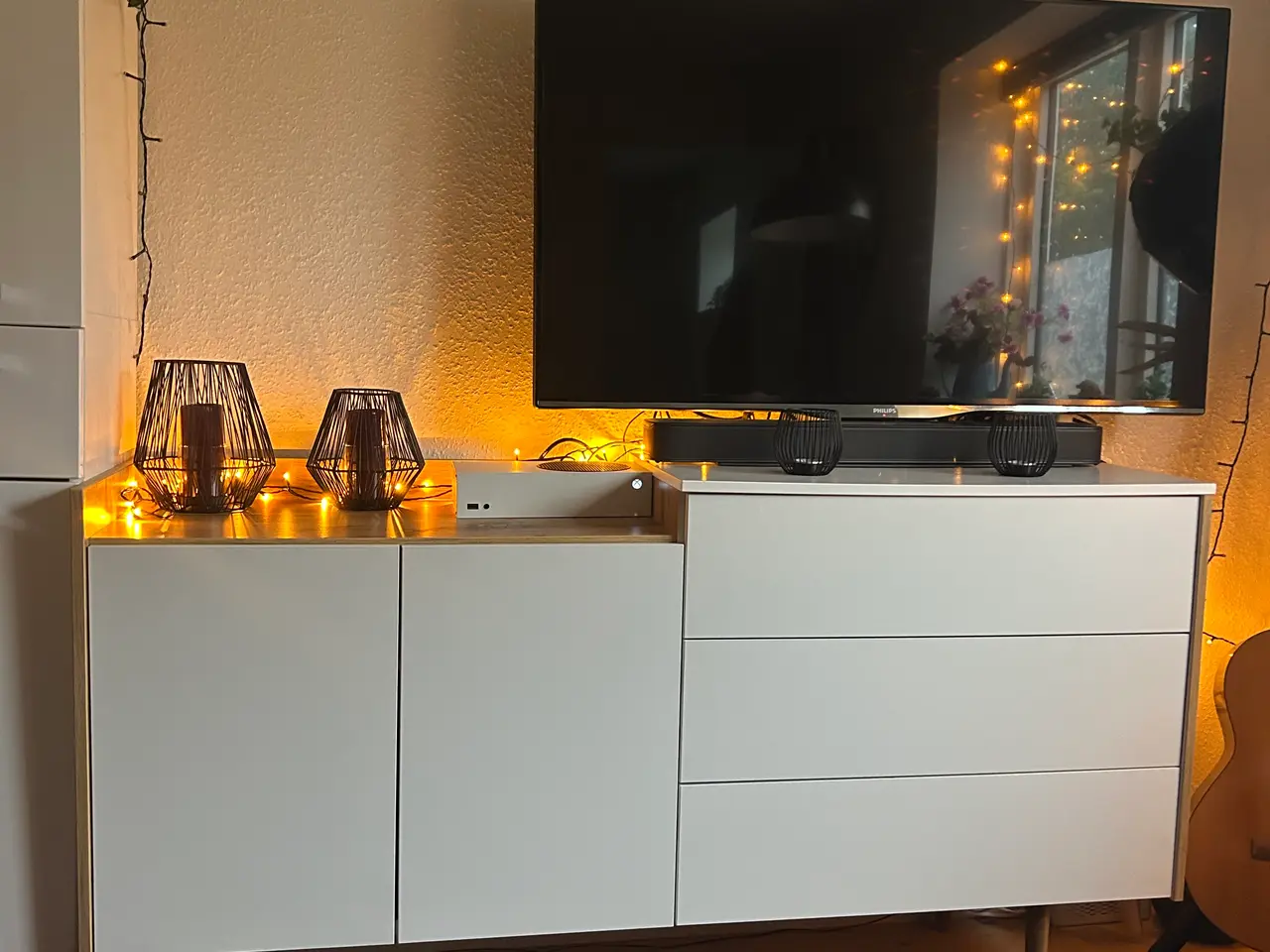 Billede 1 - TV-skænk/kommode i hvid og træfarve