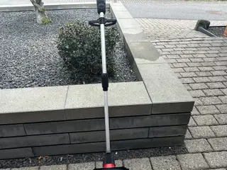 Batteridrevet kultivator til havearbejde