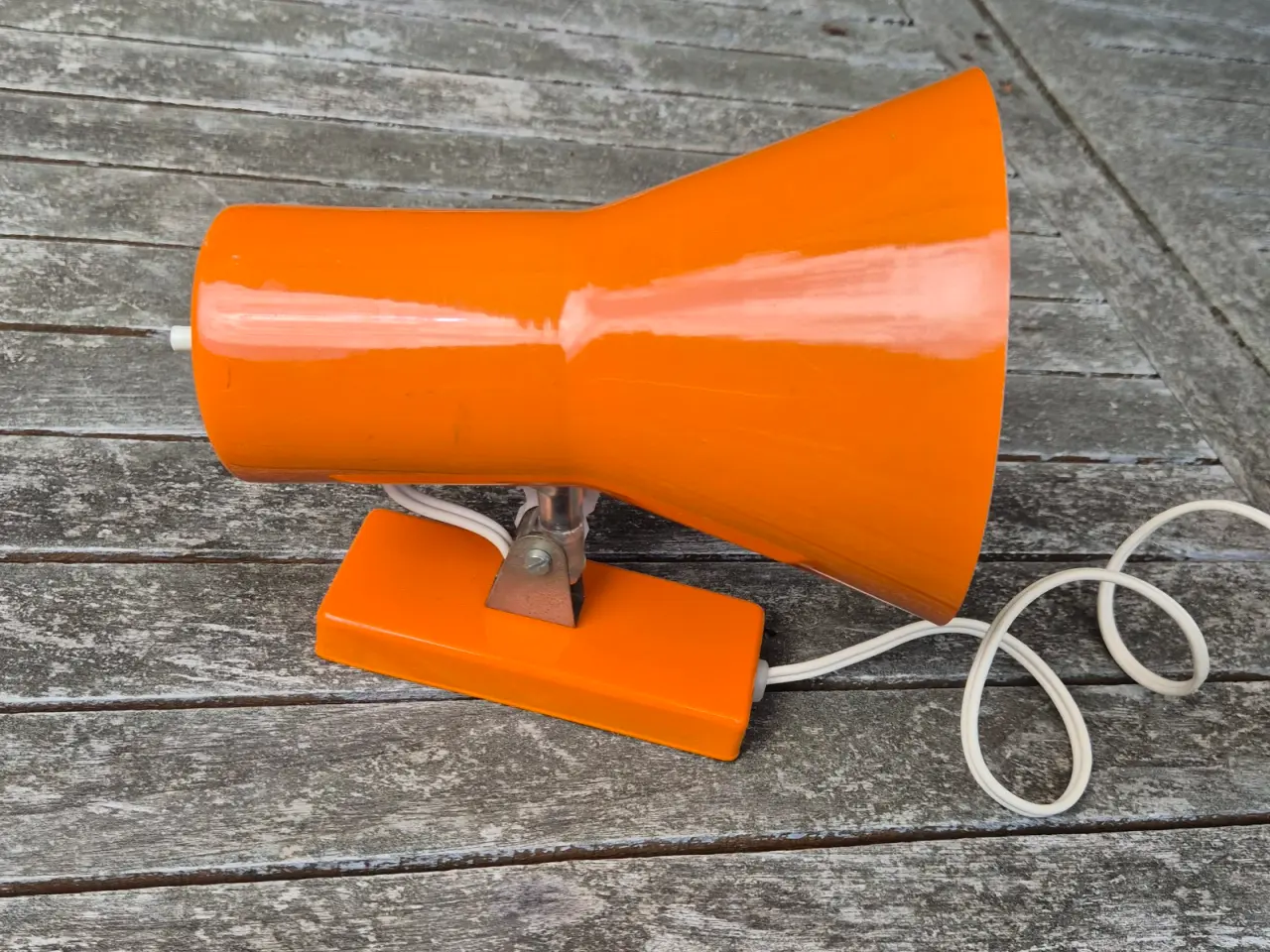 Billede 2 - Velholdt orange væglampe i dansk design