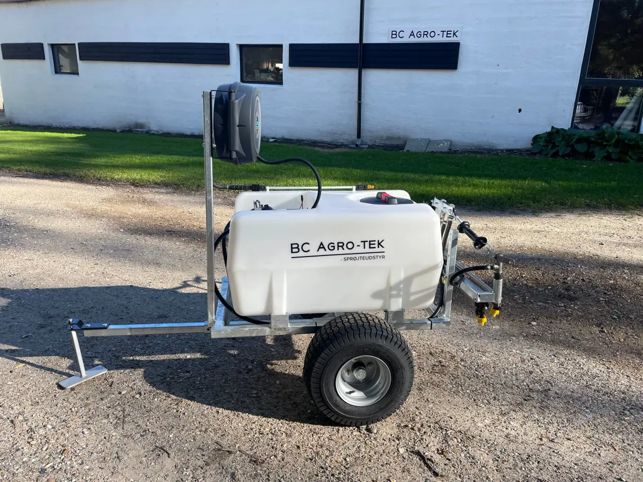 Billede 1 - Trailersprøjte med sprøjtebom, 200 liter.