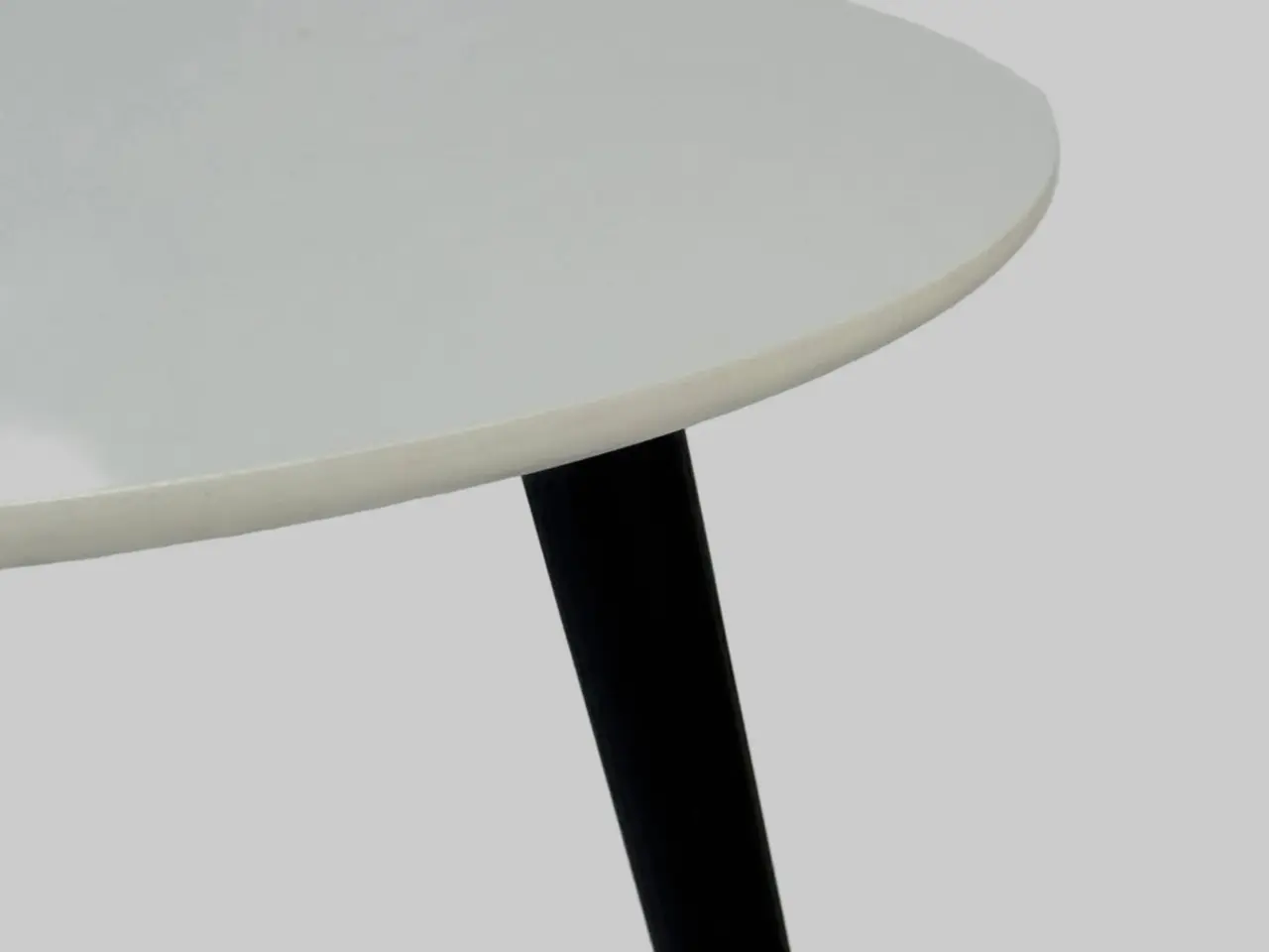 Billede 5 - Fredericia Furniture Icicle Sofabord – Hvid med Sort Stel Ø50 cm