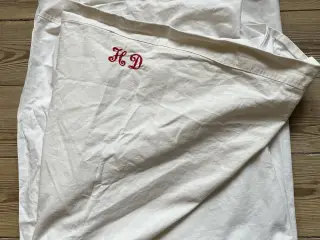 Sengetæppe med broderi