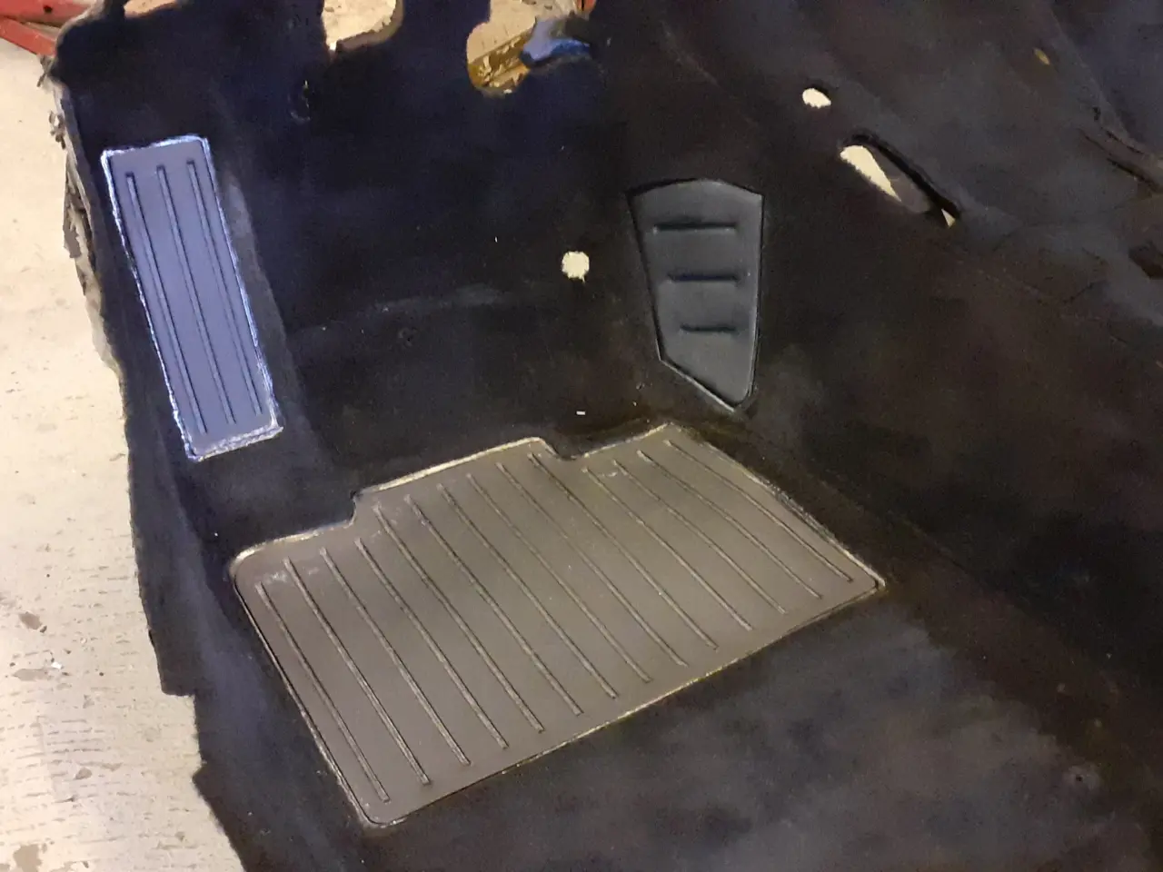 Billede 5 - Sort gulvtæppe BMW E30