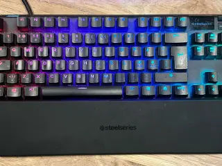 SteelSeries Apex Pro TKL + Glorious Model D gaming