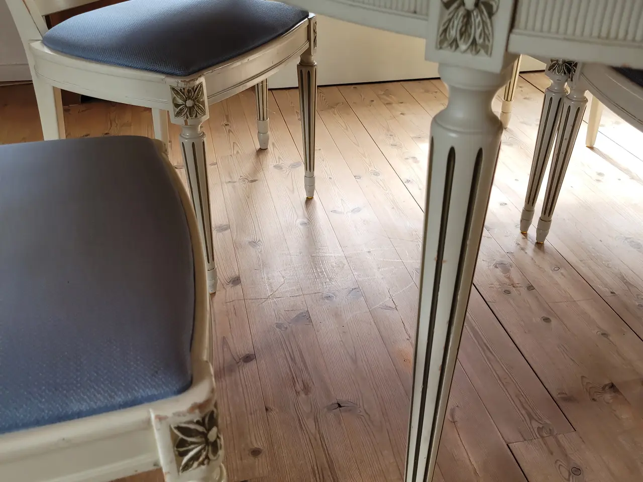 Billede 3 - Flot spisebord med 4 stole