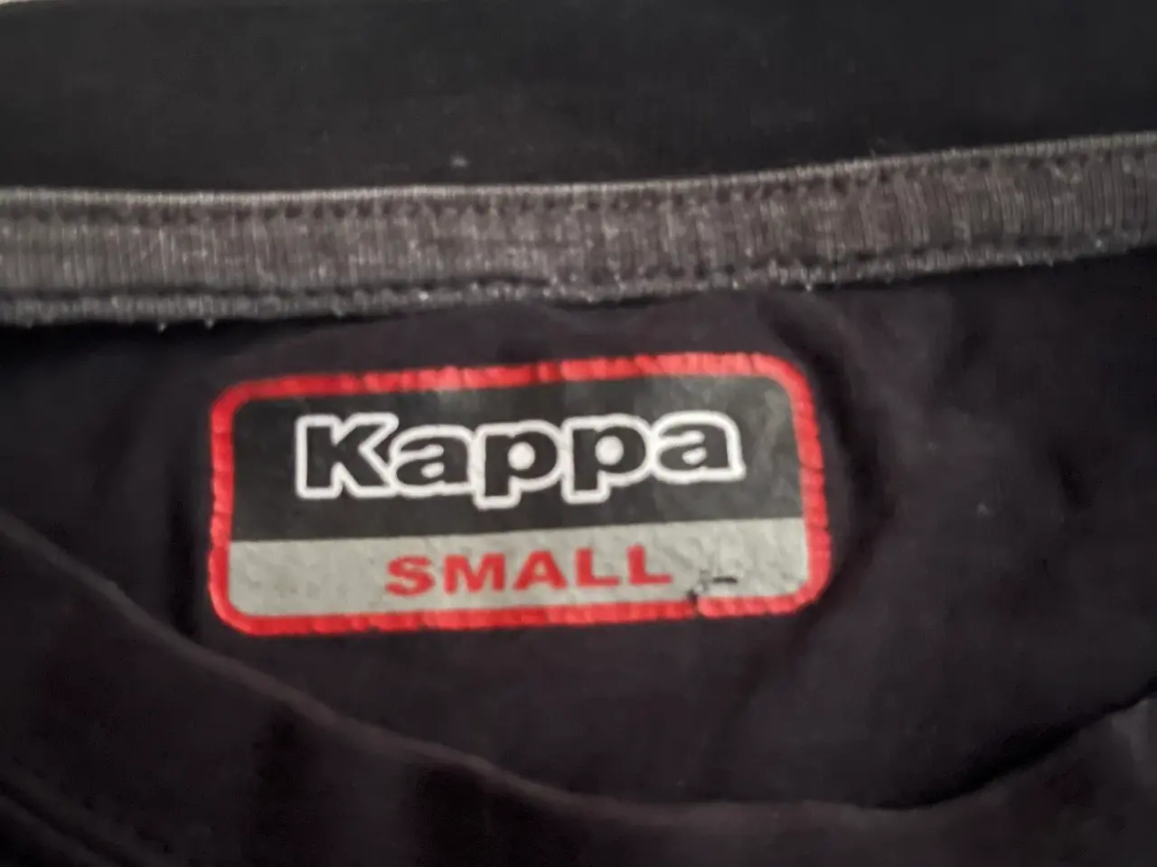 Billede 4 - T-shirt fra Kappa.
