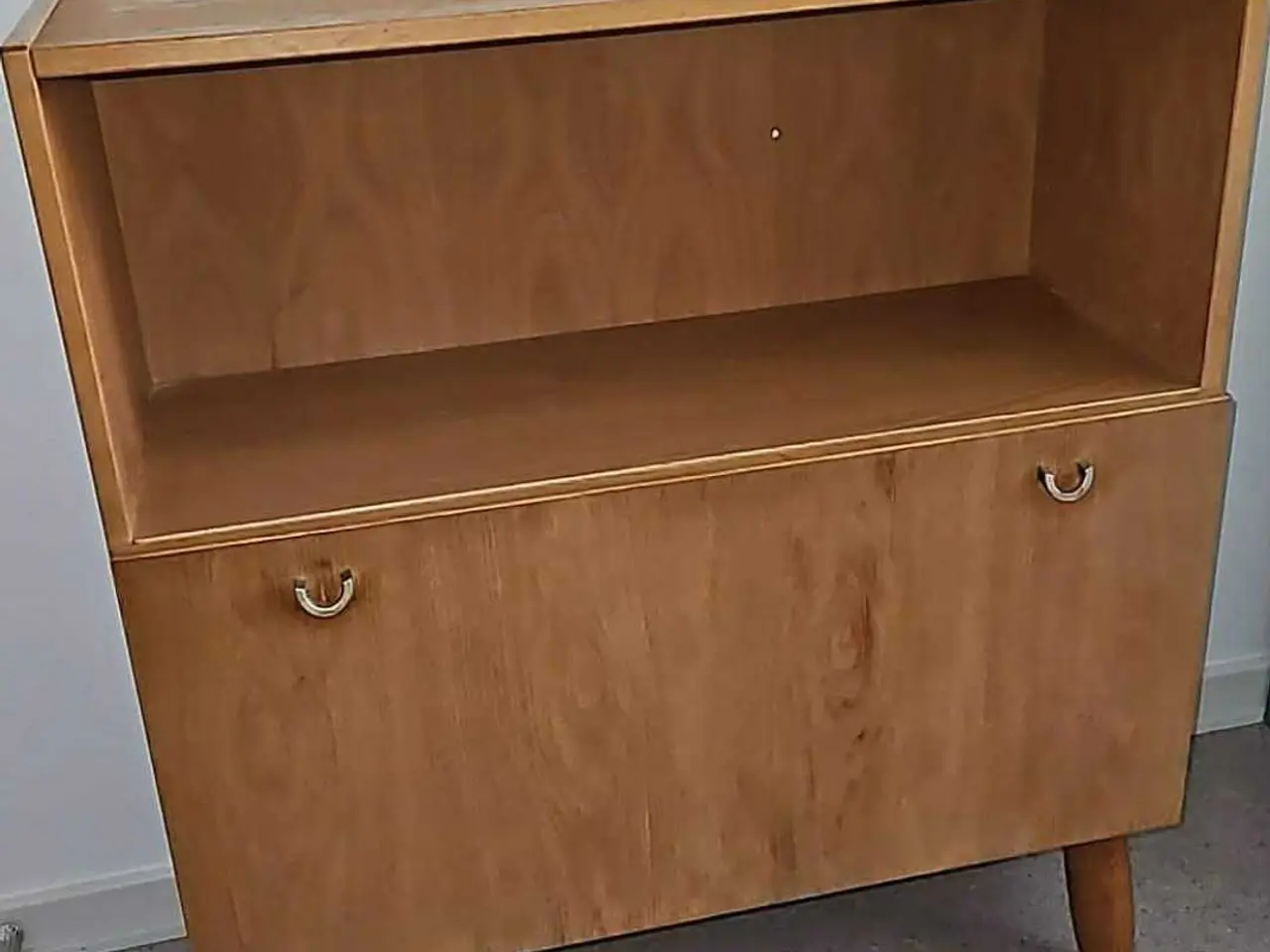 Billede 1 - Elegant egetræs reol I lækkert design sælges