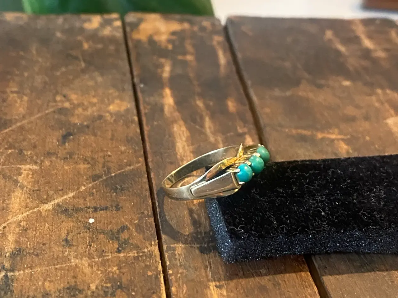 Billede 4 - Guld ring med grønne perler