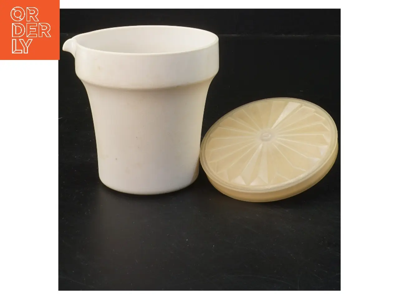 Billede 2 - Plastikkande med låg fra Tupperware (str. 9x10 cm)