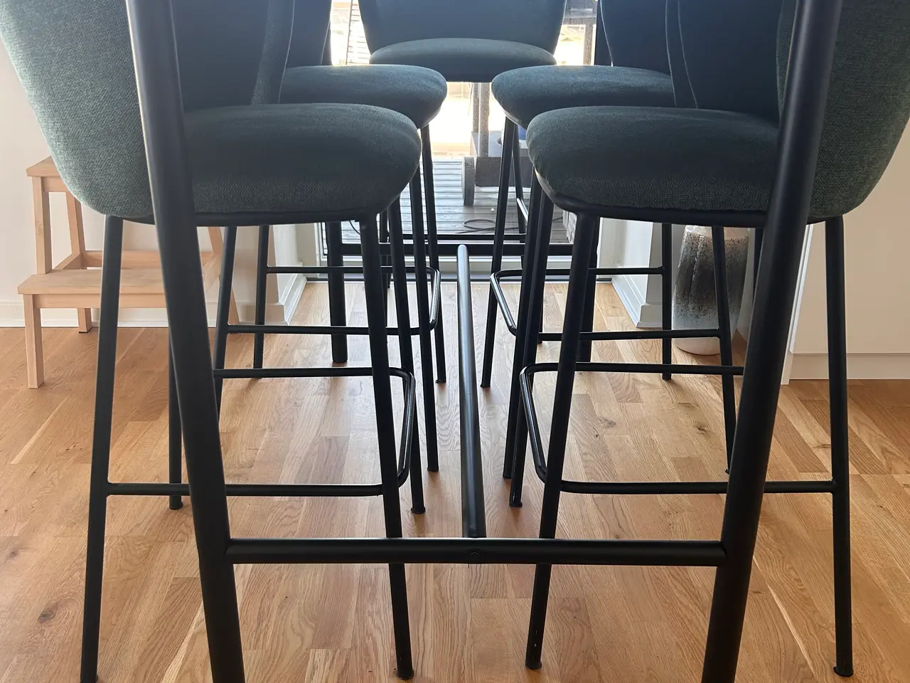 Billede 7 - Spisebord -bar med barstole 