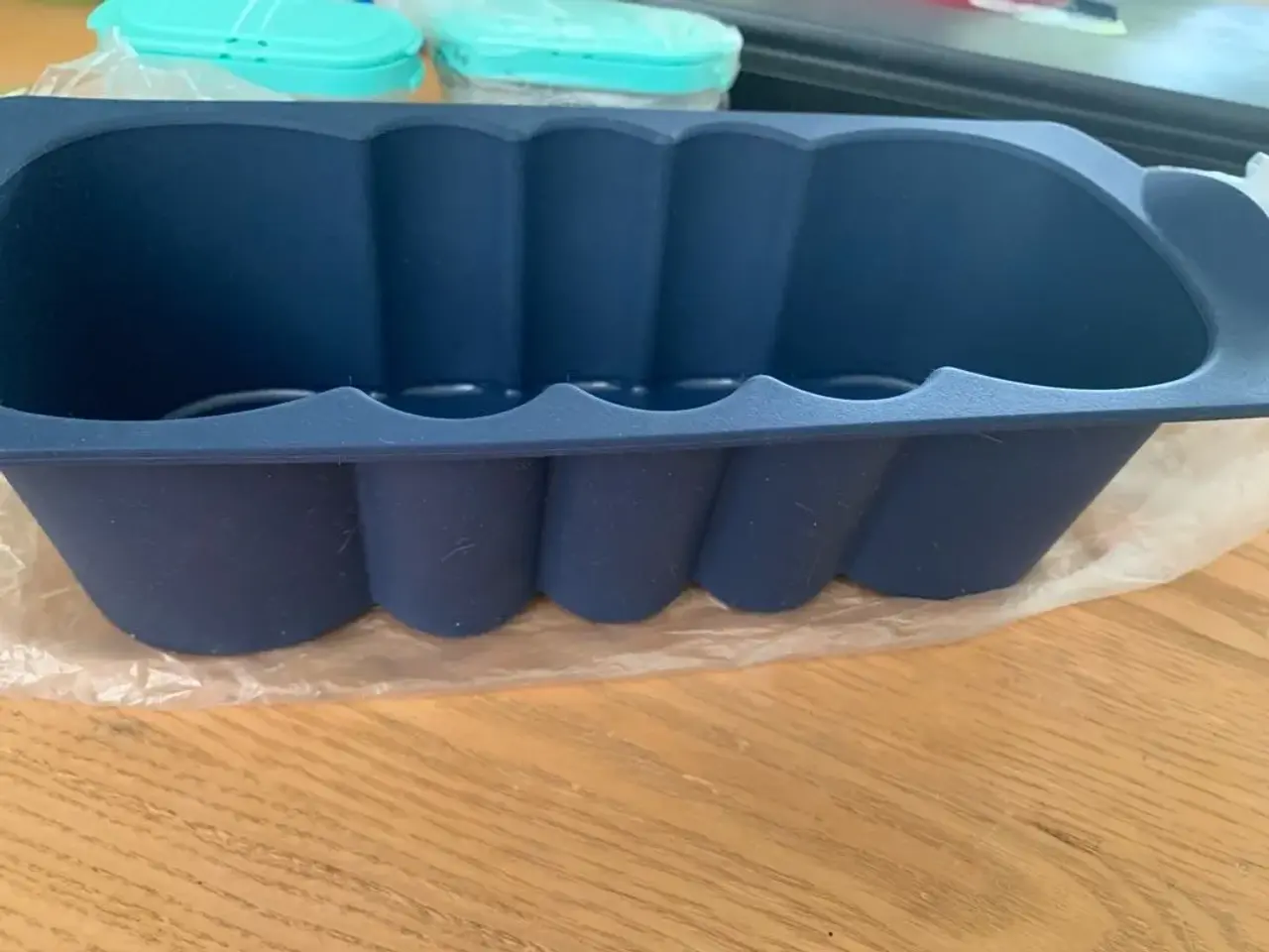 Billede 2 - Tupperware skærebræt og bageform