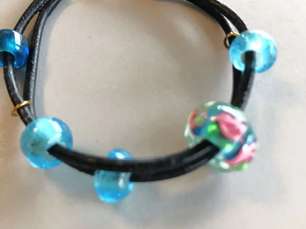 Billede 1 - Håndlavet armbånd med gyldent hardware