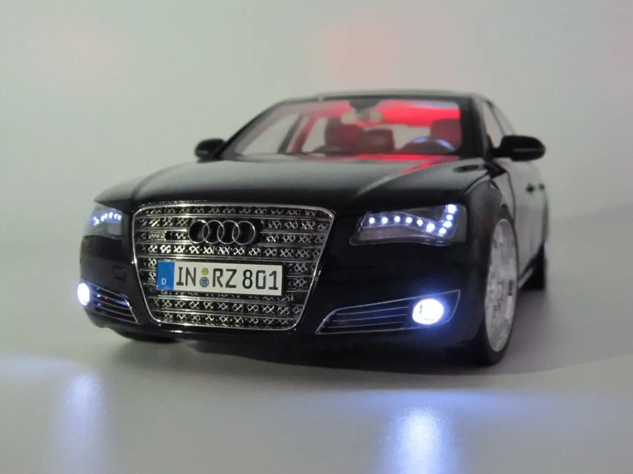 Billede 1 - 2010 Audi A8L W12 LED lys og Panoramatag 1:18