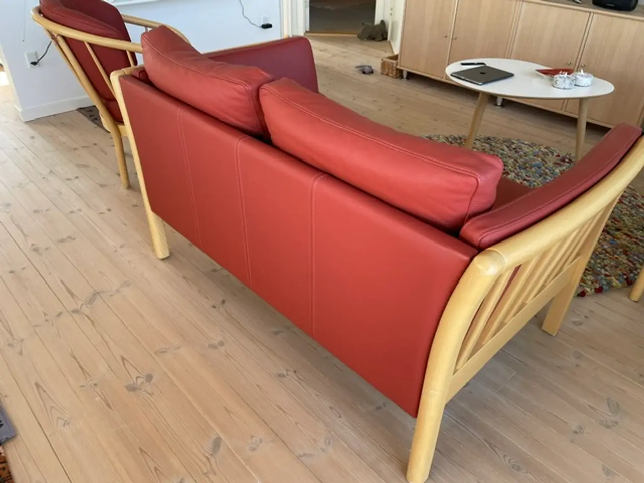 Billede 12 - STOUBY Tremmestol, 2 pers. sofa og fodskammel