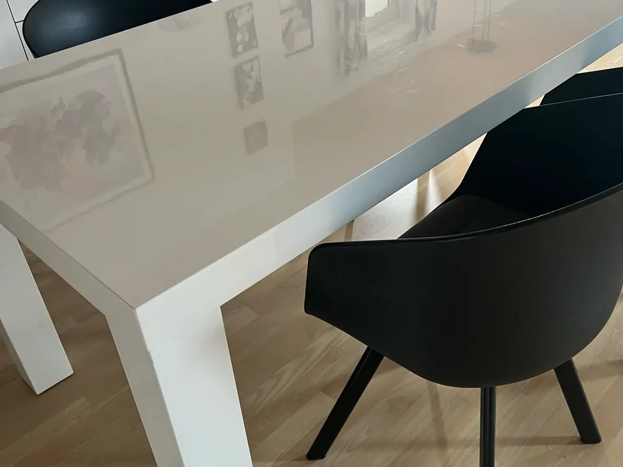 Billede 1 - Spisebord i hvid højglans m. 6 stole.