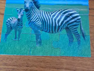 Puslespil def er med zebra og giraf og elefanter